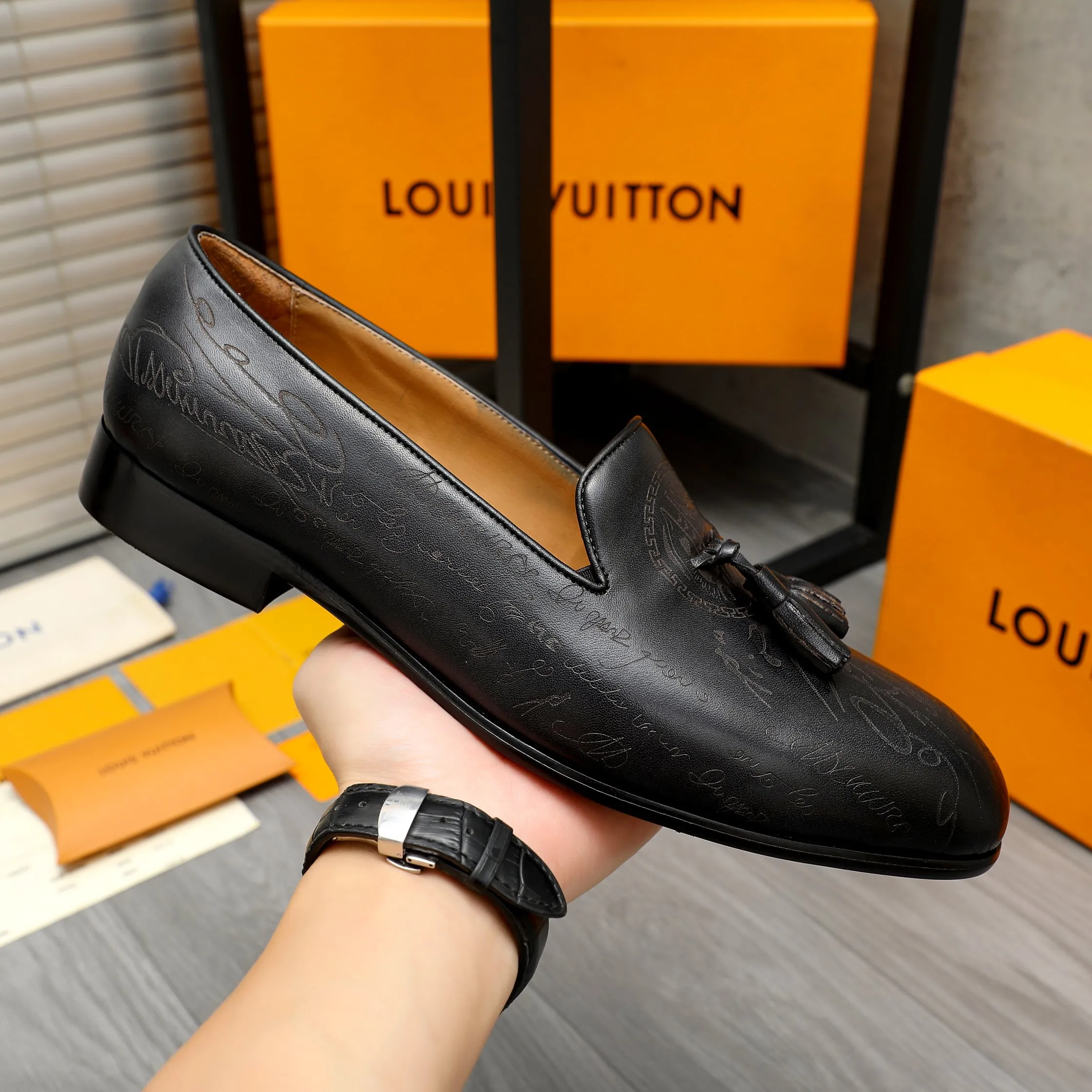 Men's shoes 💰520 Product trademark: LV "Louis Vuitton" business slip-on leather shoes Regular size: 37-46 Product materials: Selected carved cowhide upper, pigskin lining, rubber outsole